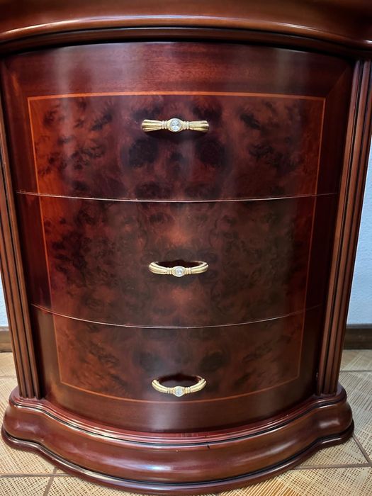 Vitrine em madeira com vidro curvo e iluminação interior