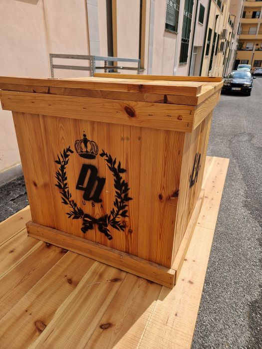 Caixa grande de madeira pinho com tampa