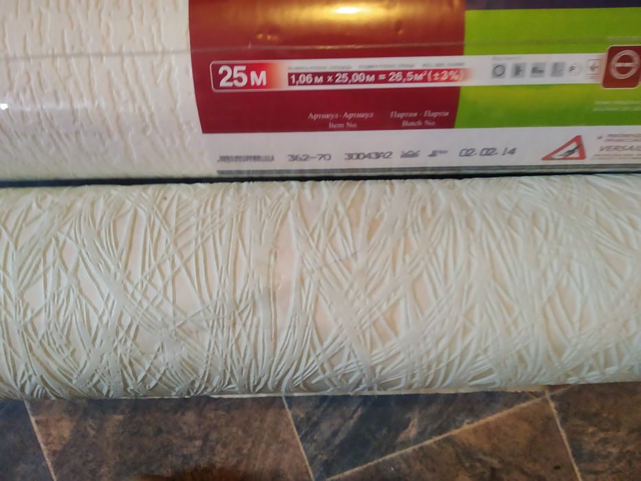 Большой рулон и остатки обоев