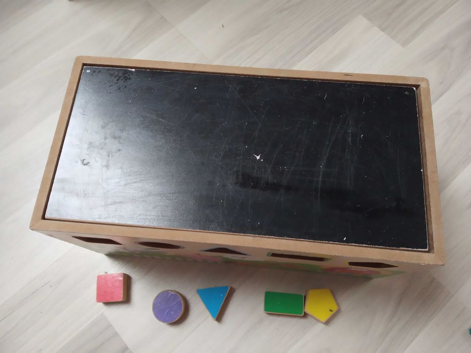 zabawka, skrzynka  drewniana edukacyjna