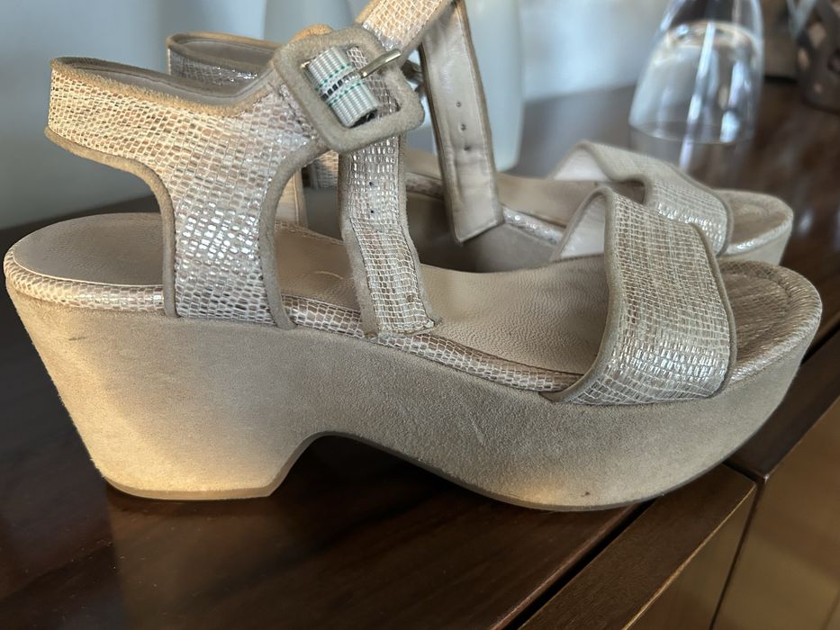 Sandalias de tacao bejes da marca Unisa