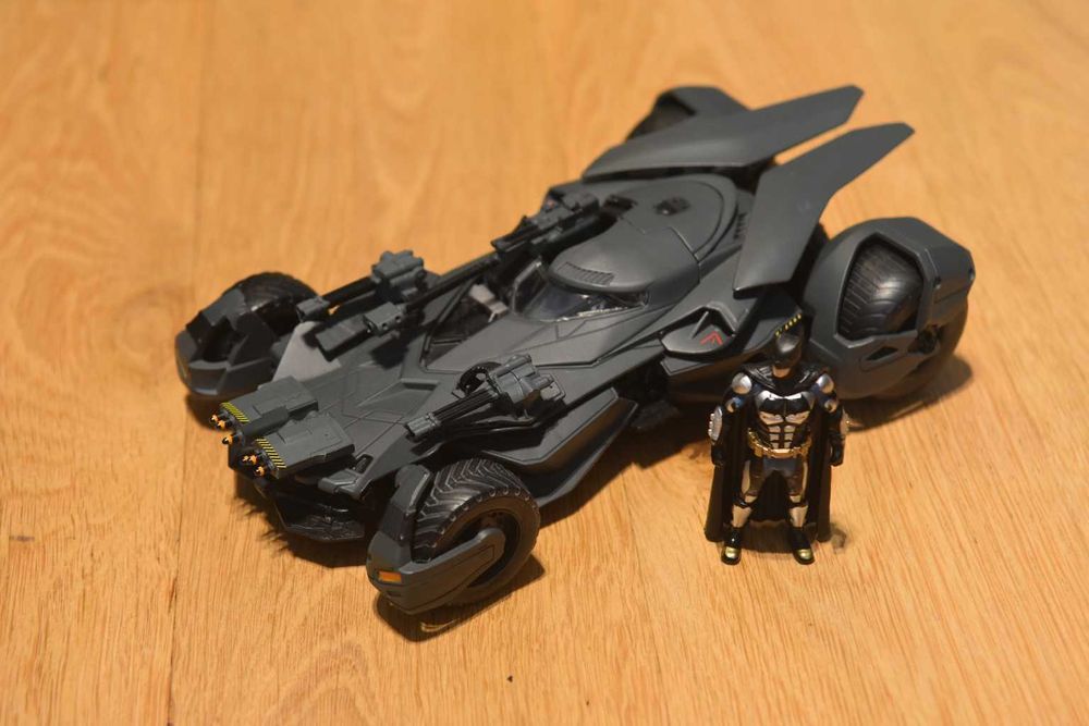 Batmobile Justice League Diecast 1/24 z figurką Batman od Jada Toys!!!