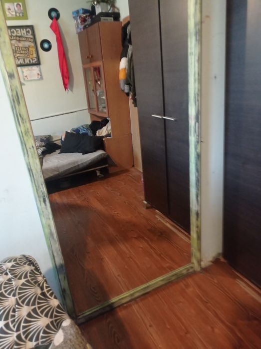 Lustro z drewnianą ramą