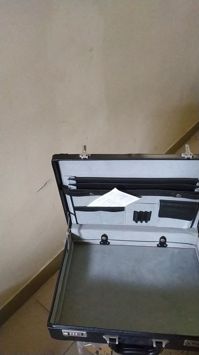 Дипломат новий продам