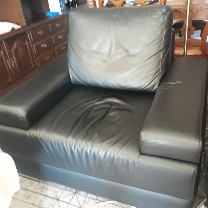 Sofá preto individual em pele em bom estado