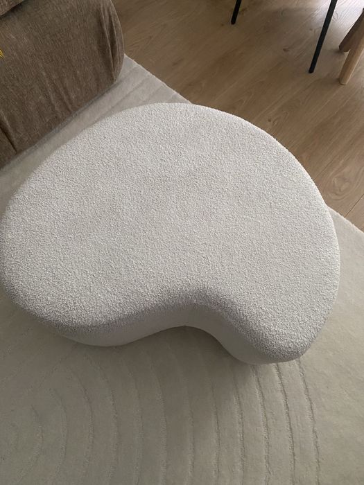 Pufa miuform, podnóżek