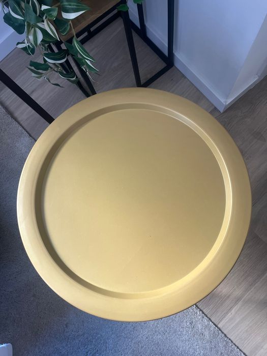 Mesa de apoio dourada