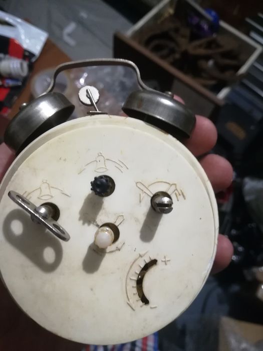 Stary budzik mechaniczny