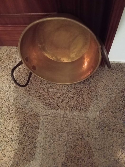 Lindo e antigo tacho de cobre, de grande dimensão.