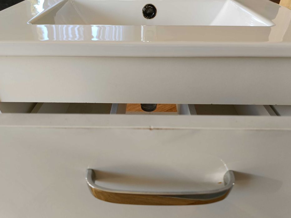 Sprzedam szafkę łazienkowa wiszącą