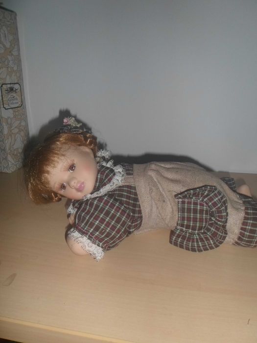 boneca em loiça porcelana deitada muito bonita