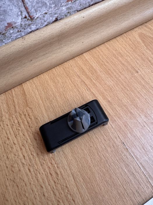 Uchwyt marki Urbii na telefon do samochodu na kratkę nawiewu