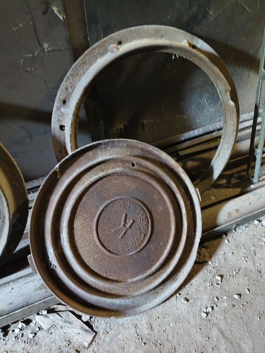 Продам чавунний каналізаційний люк