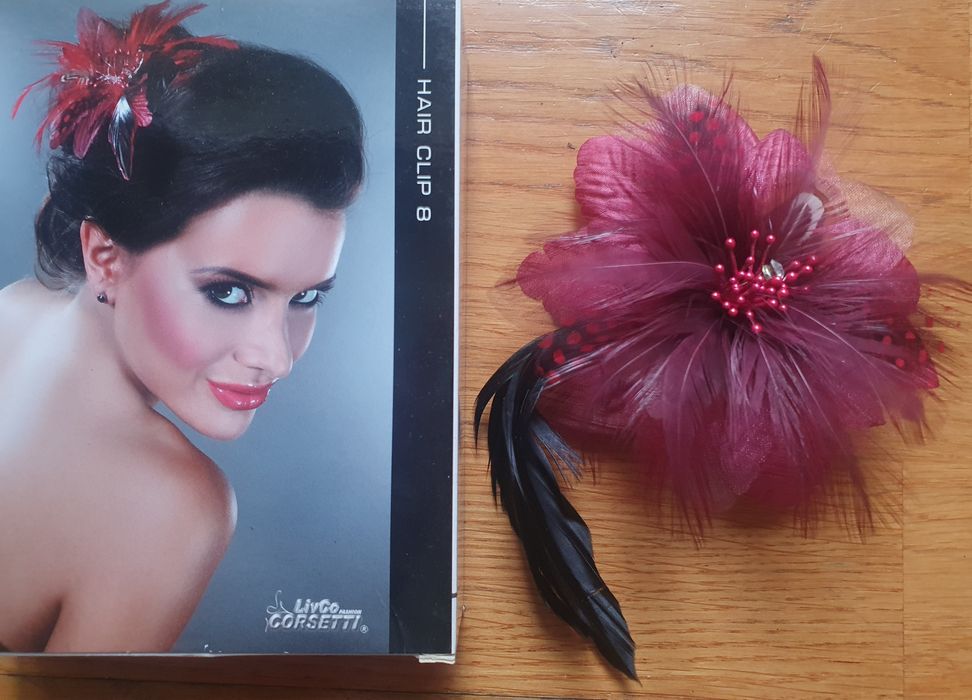 Fascynator lub broszka z kwiatem  burgundowy