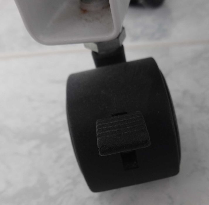 Suporte metálico para computador com rodízios