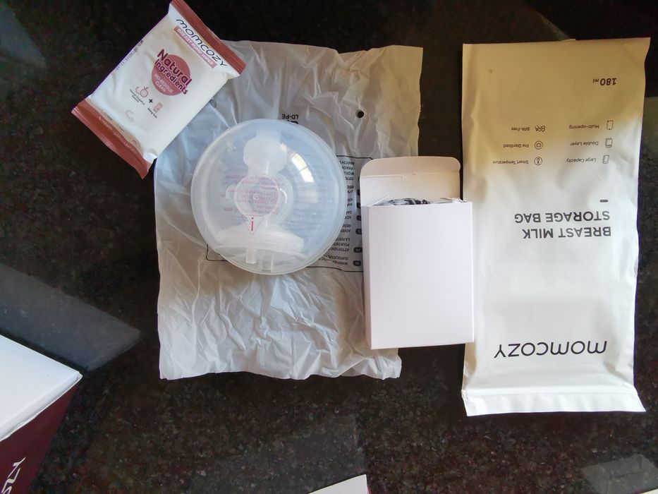 Uma Bomba de Extração de Leite Materno Momcozy S12 Pro