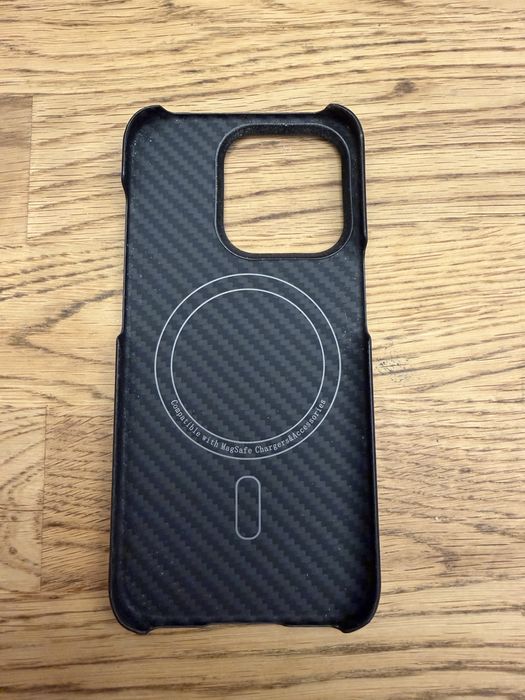 Etui Magsafe iPhone 15 pro jak Pitaka Aramid Carbon