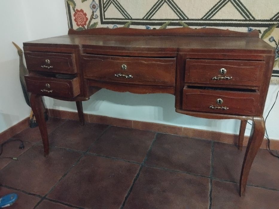 Mesa vintage com 4 gavetas em ótimo estado.