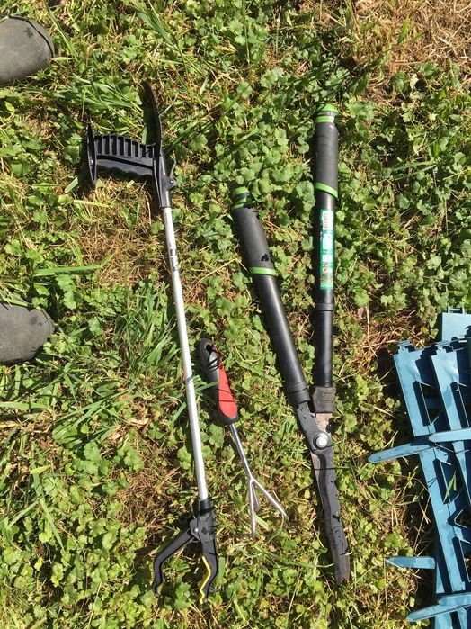 13-pomocnikow ogrodowych,duza donica,  nozyce, 2 siekiery, pila i inne