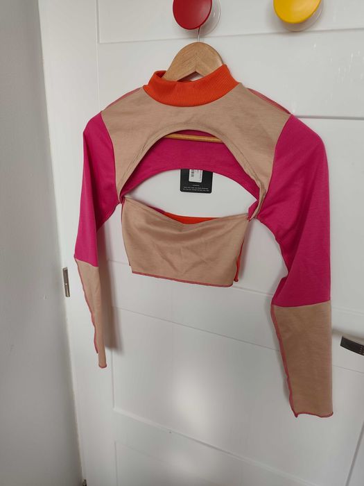 Modny longsleeve crop top z rozcieciem DEKOLT PRETTYLITTLETHING