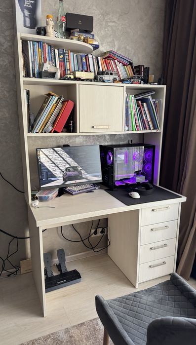 Зроблений на замовлення білий стіл з дсп