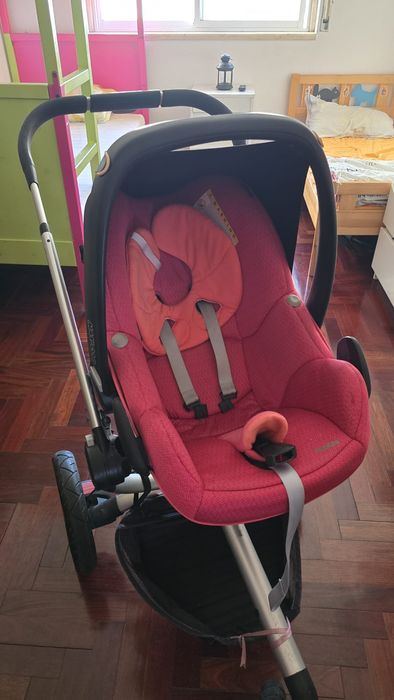 Carinho de bebé  com ovo usado