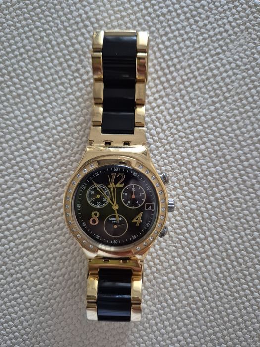 Relógio Swatch dourado e preto