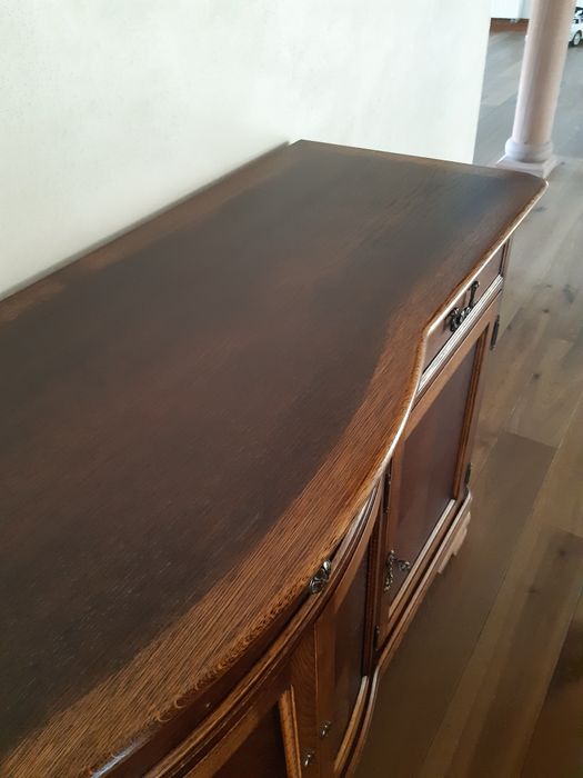 Jadalnia:stół,krzesła,witryna i komoda