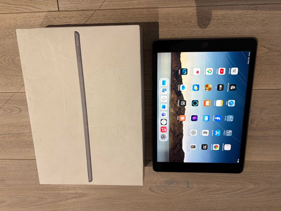 Продам iPad (7th Generation) 128 GB з Magic Keyboard