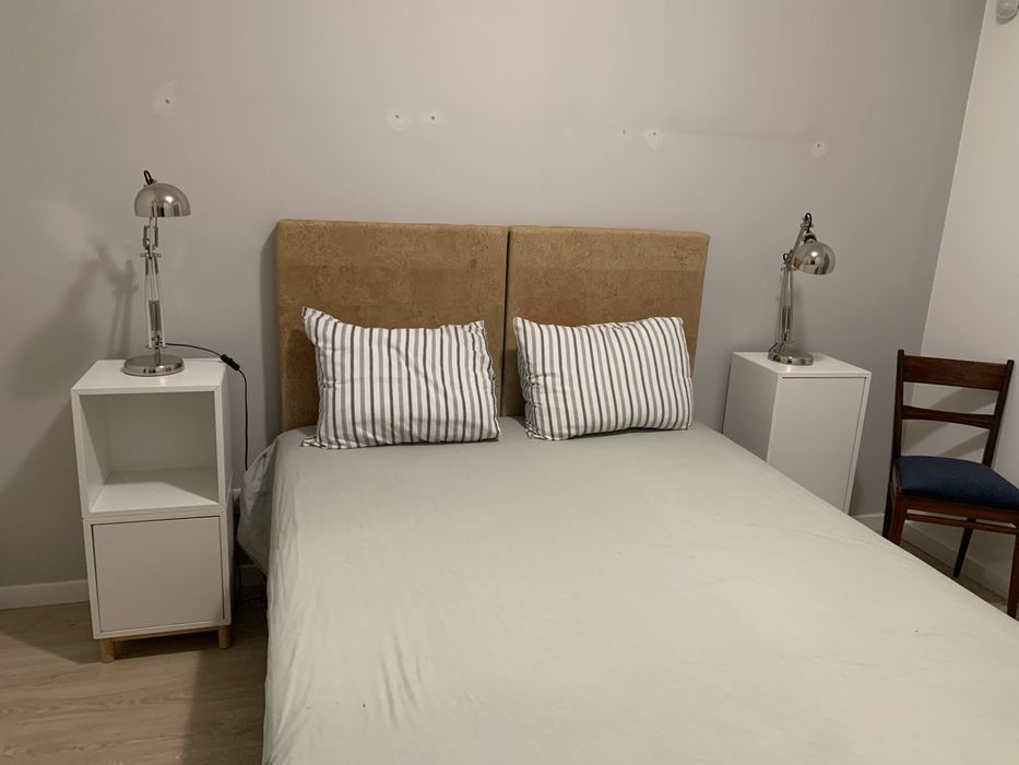 Duas mesas de cabeceira brancas