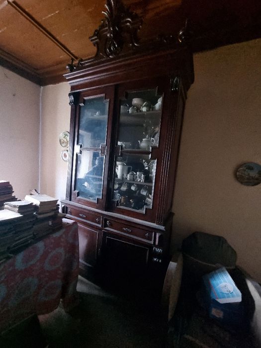Cristaleira antiga em madeira maciça – grande e imponente