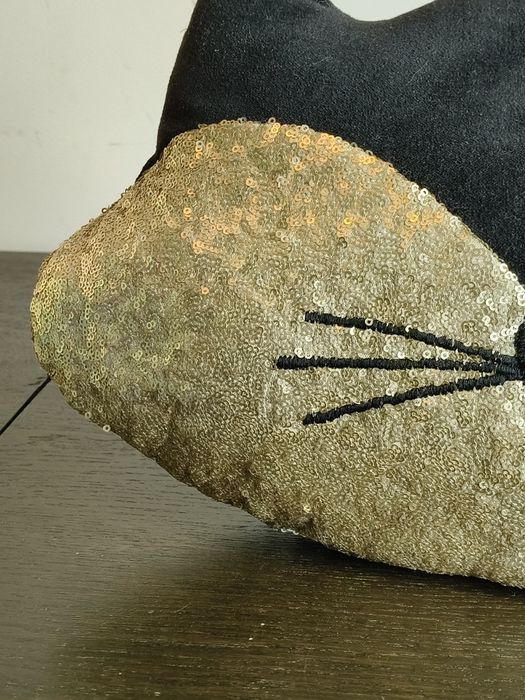 Ozdobna poduszka z cekinami w kształcie kota ⁶⁷