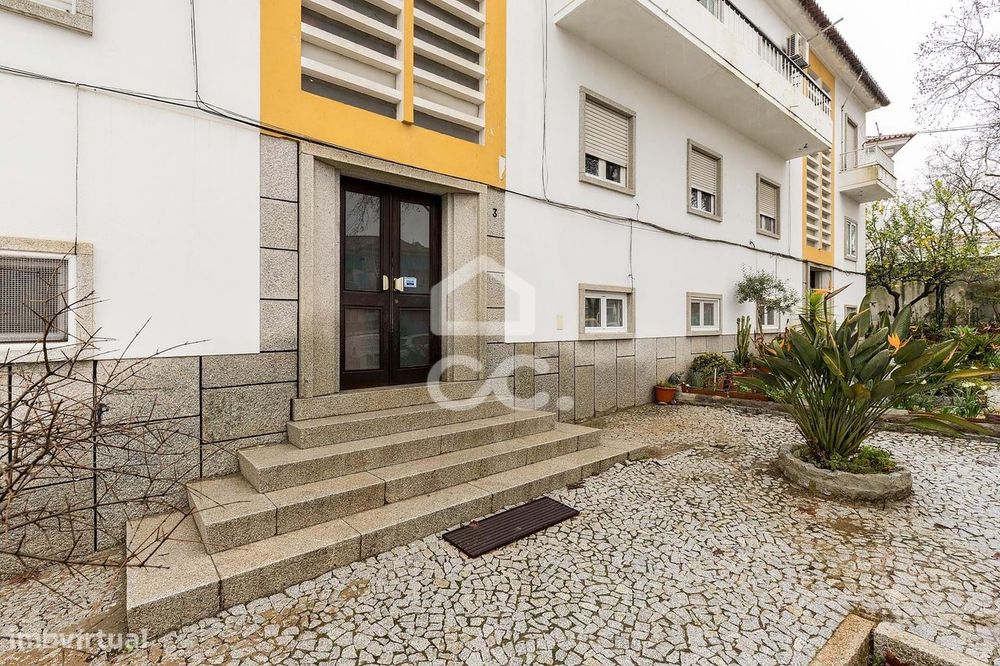 Apartamento de 1º andar c/ Varanda e Estacionamento para Arrendamento