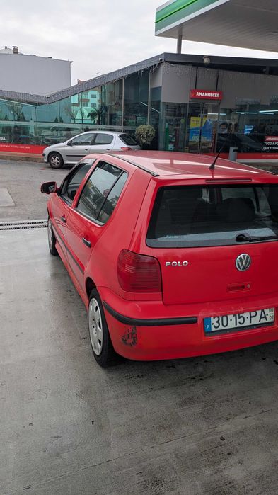 Estou vendendo um carro Polo de 2000.
