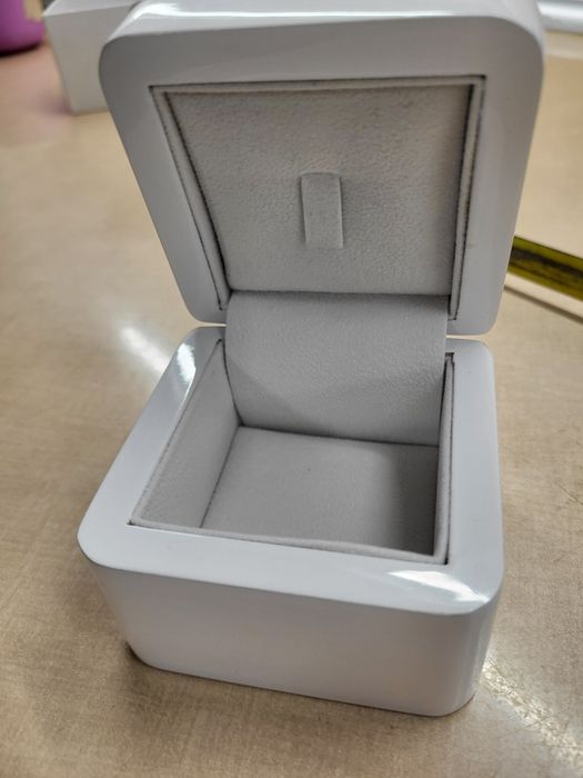 Коробочка для весільних обручок