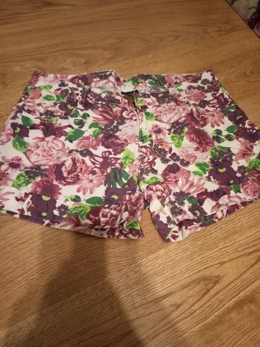Kwieciste spodenki/ szorty rozm. 38 (M)