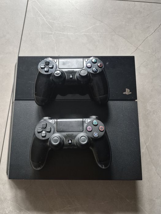 Konsola ps4 z dwoma padami