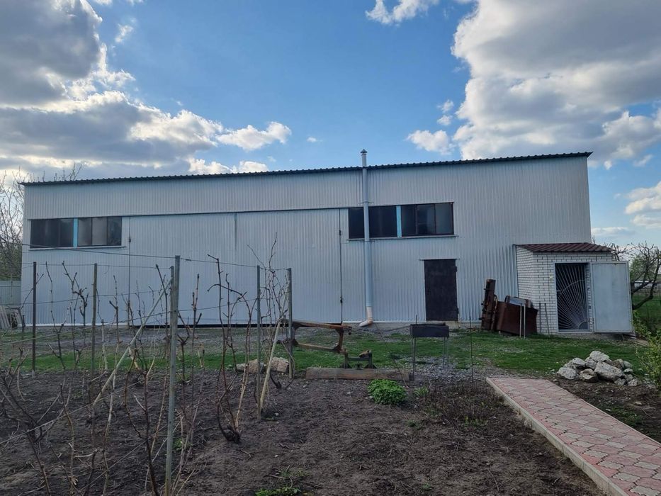 Продається будинок з сараєм та ангаром