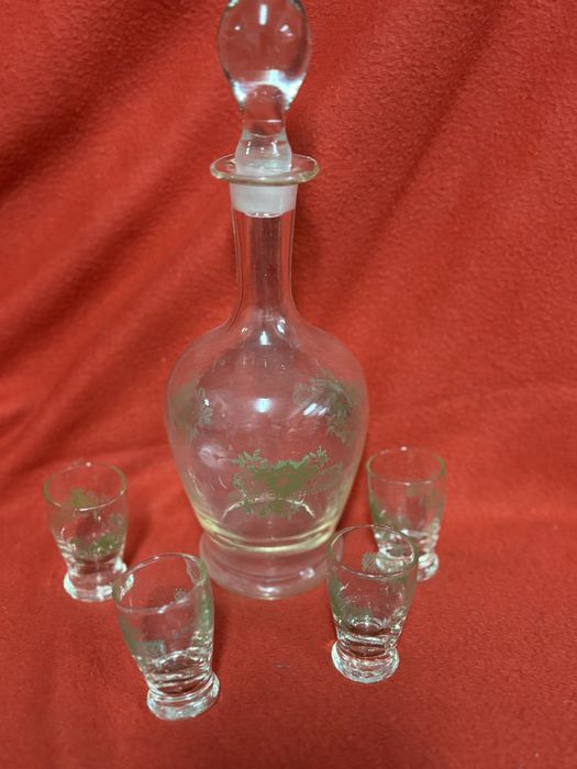 Garrafa antiga com copos