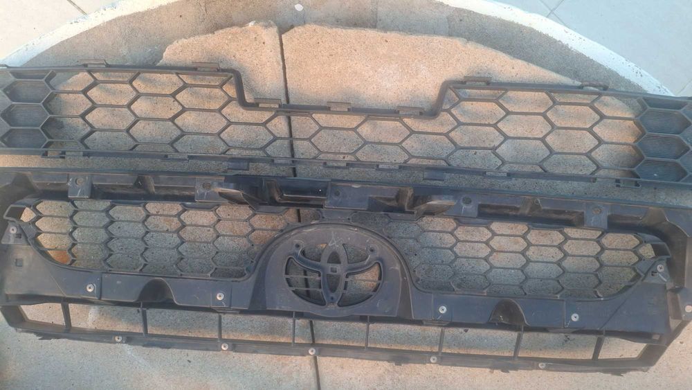 Vendo grelha frontal e grelha do  Parachoque toyota Hiluz