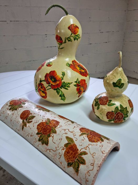 Cabaça gigante e 1 pequena e 1 telha, decoradas + oferta de balança