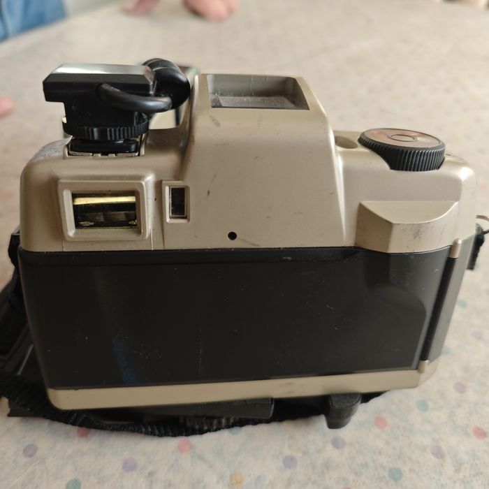 Máquina fotográfica da marca Olympus com flash
