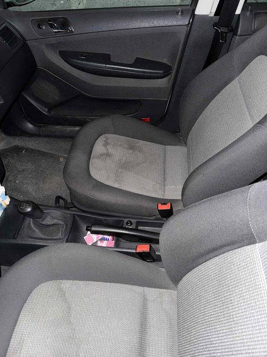 Deatiling wnętrza auta pranie tapicerki, narożników, dywanów