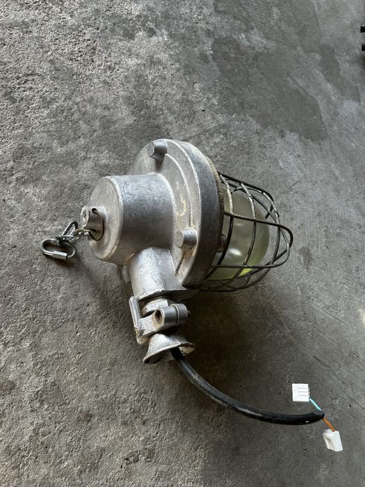 Lampa loftowa industrialna.