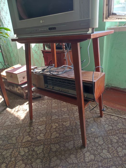 Stare stoliki pod TV