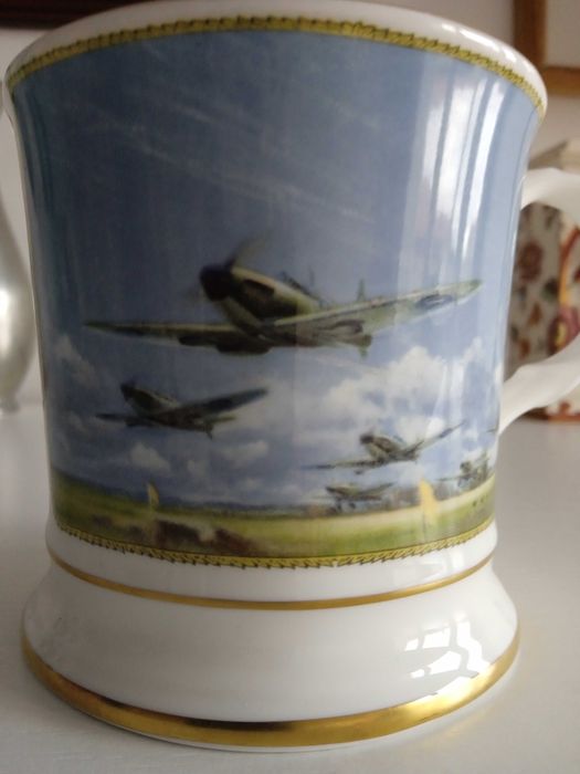 Kubek Coalport 1990 r. porcelana kostna 50. rocznica Bitwy o Anglię