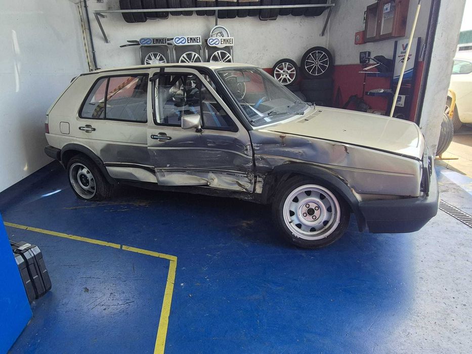Volkswagen Golf II de 1983 ás peças