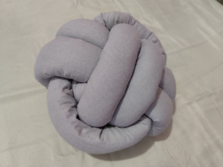 Almofada de nó da cor cinza