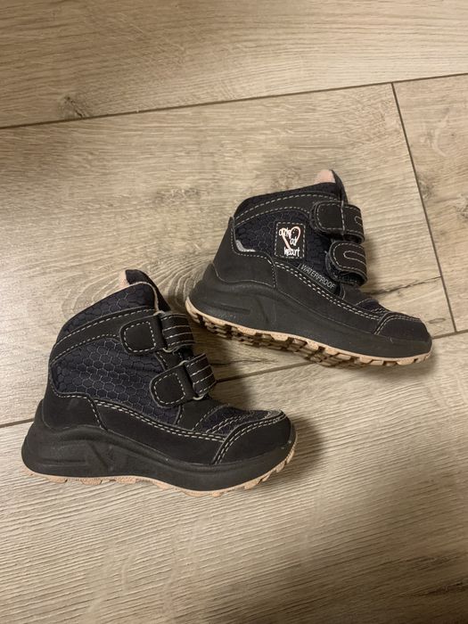 Зимове взуття на дівчинку