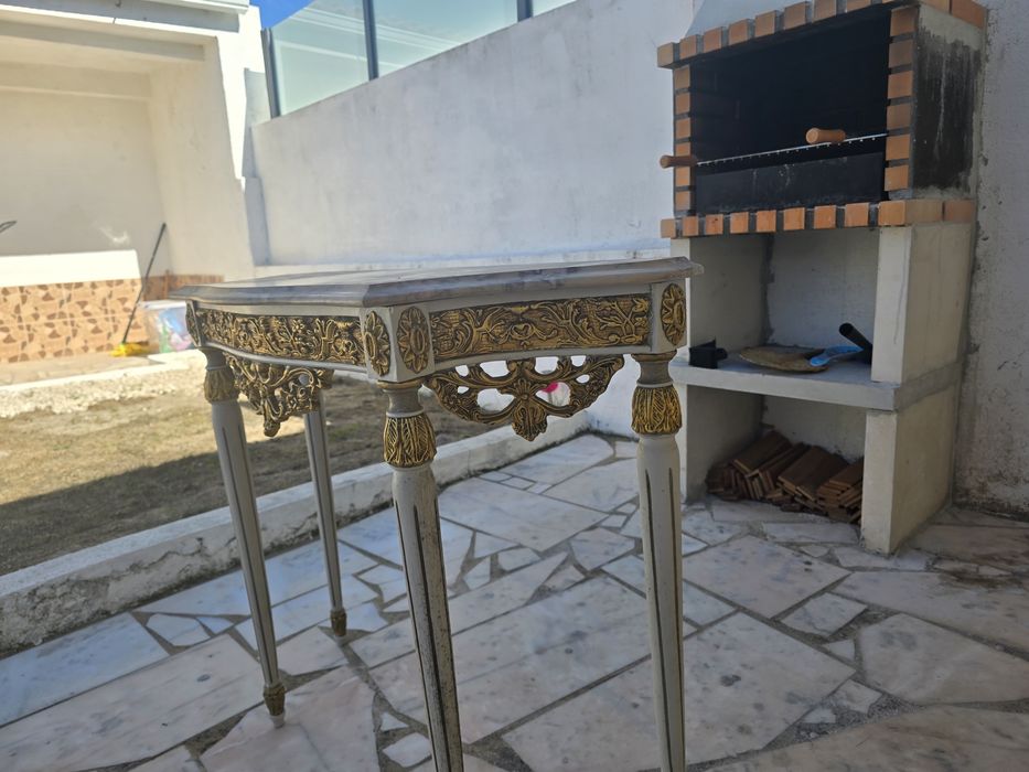 Mesa de apoio com tampo em mármore